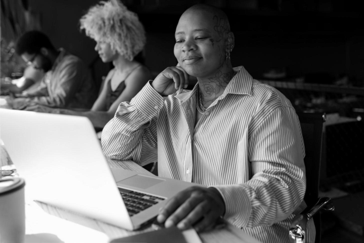 Горная дорога с туристическим транспортом