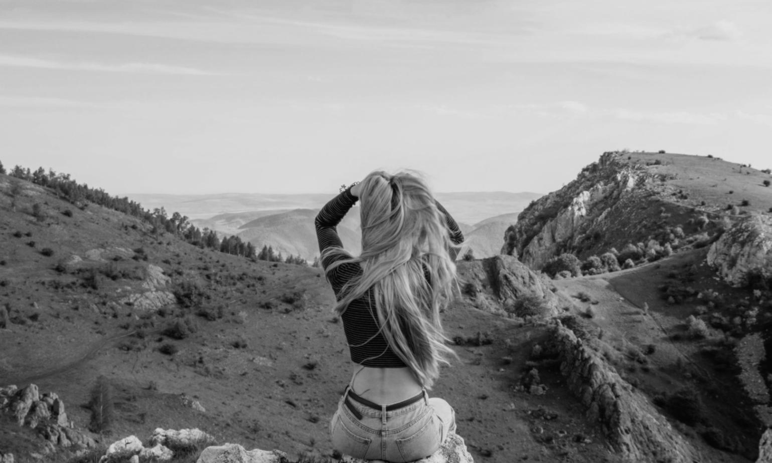 Туристический автобус на горной дороге